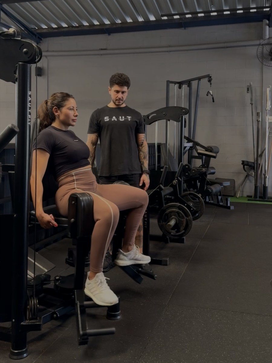 Aluna treinando musculação com acompanhamento na SAUT Atibaia